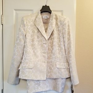 Women's 2 piece Suit size 18